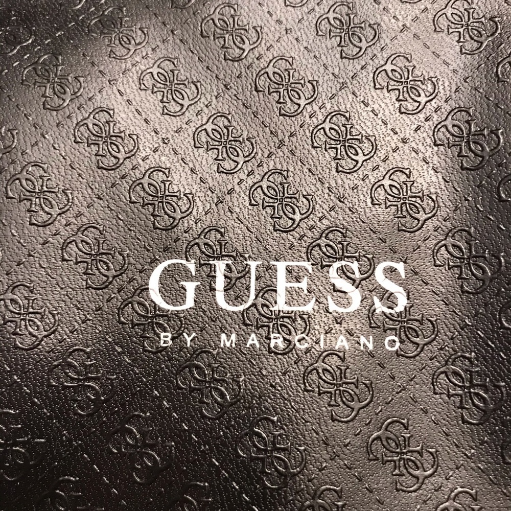 🤓 GUESS Eyeglass Case - Picture 2 of 3